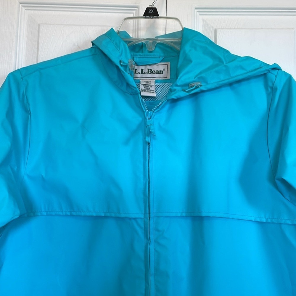Women’s LL Bean Sz M Aqua hooded raincoat 2 front/1 interior pockets ventilation